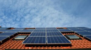 Bollette Salate? Scopri Come il Fotovoltaico Abbassa i Costi e Alza il Valore della Tua Casa