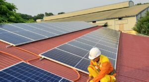 Il Tetto della Tua Azienda Vale Oro: Come Sfruttarlo al Massimo con un Impianto Fotovoltaico su Misura